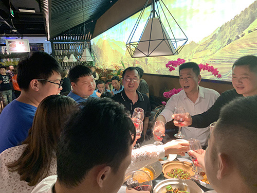 揮手三月，激情四月 戴高樂泳池設備 這不僅是一個簡單的聚餐